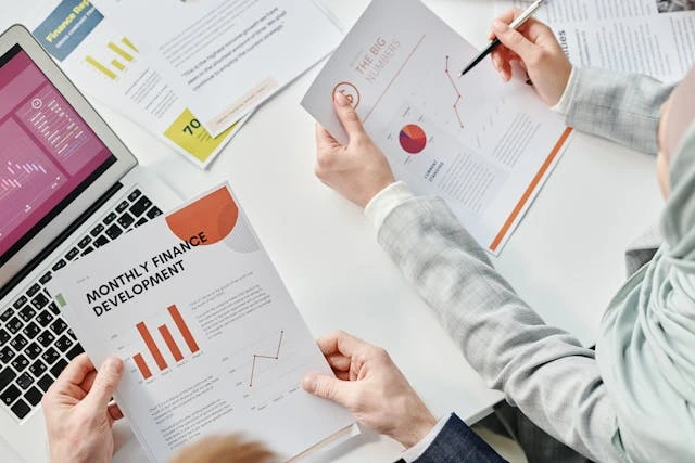 Konsultan keuangan profesional membantu bisnis lokal di Indonesia.